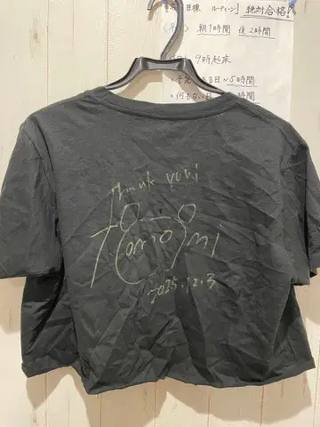 사인 포함 T셔츠 블랙 버레스크와 모미