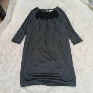 Aylesbury 그레이 레이스 장식 티셔츠 원피스 무릎 기장 7부 소매