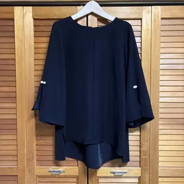 [ 새상품급 ] 베아트리스 네이비 오부 소매 상의 펄 버튼 포함