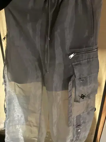 비침이 있는 그레이 카고 팬츠