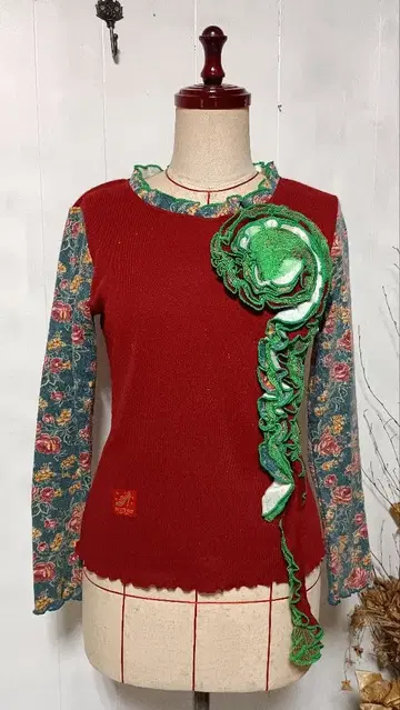 [ 구제 의류 ] BETTY'S BLUE 베티즈 블루 입체 모티브 니트