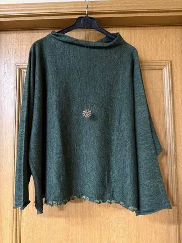 다크 그린 니트 긴팔 상의