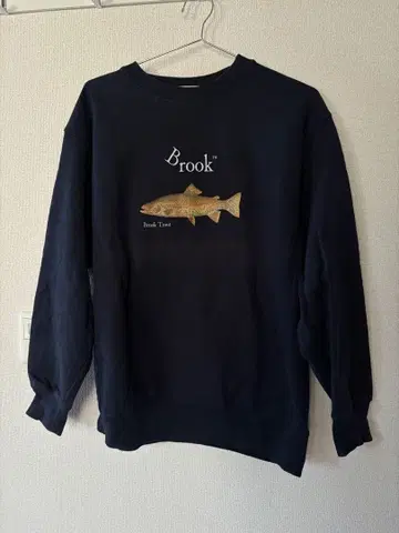 Brook 물고기 자수 네이비 트레이닝복