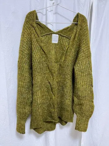 Kastane 카스타네 올리브 그린 V넥 케이블 짜임 니트