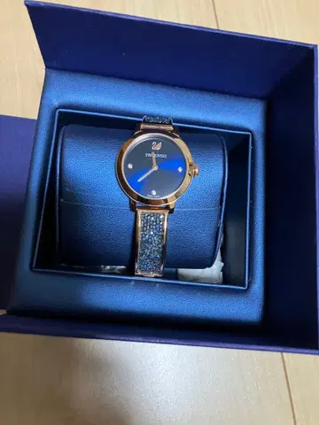Swarovski 네이비 블루 손목시계