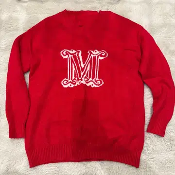 빨간색 M 자수 니트 스웨터 긴팔