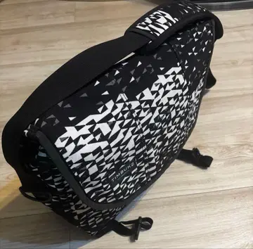 TIMBUK2 클래식 메신저 백 기하학 패턴