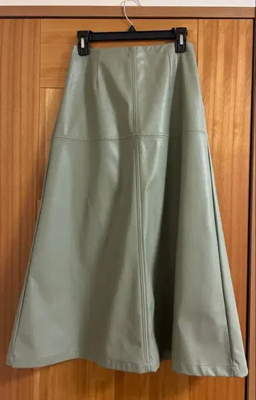 BEAMS HEART 가죽 스커트 카키