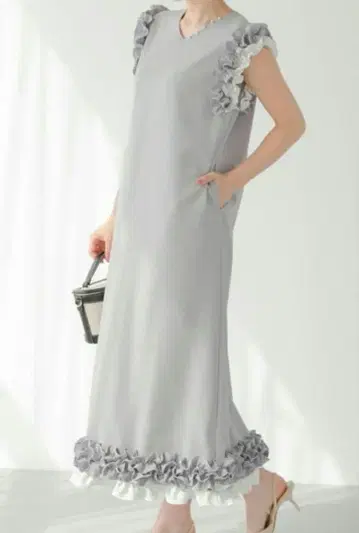 프릴 달린 그레이 V넥 롱 원피스