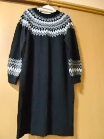 베이플로우 노르딕 무늬 블랙 컬러 긴팔 원피스