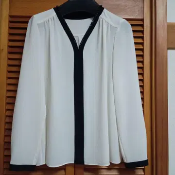 화이트 V넥 긴팔 블라우스 비쥬 포함