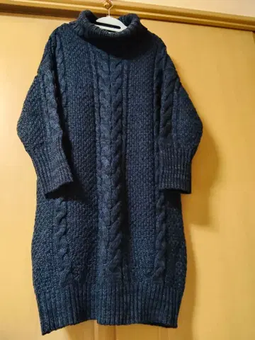 네이비 케이블 짜임 터틀넥 니트