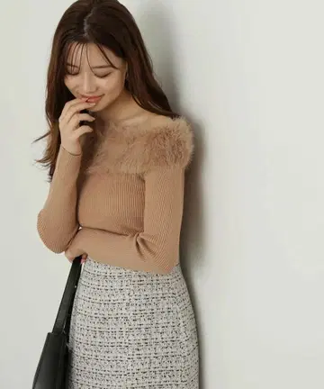 프로포션 인조 모피 오프숄더 니트