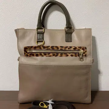 개점 세일 사용 1일 새상품급 ADMJ 가죽 x 송치 레오파드 로고 백