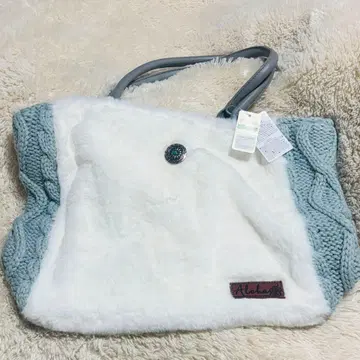 미사용품 kahiko 퍼&케이블 짜임 니트 토트백 화이트 블루