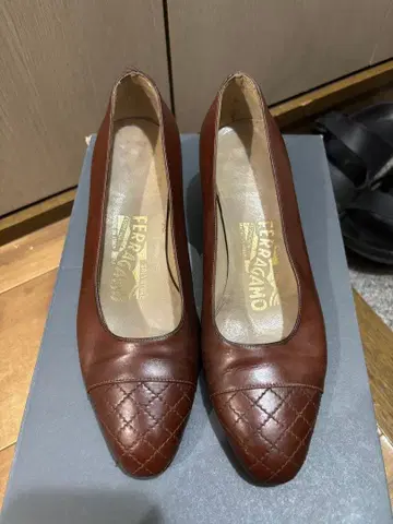 FERRAGAMO 브라운 힐 펌프스 페라가모