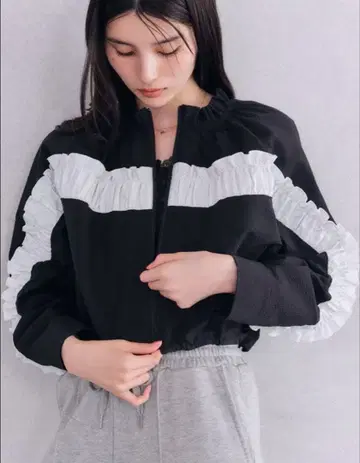 Lily Brown UV 축구 엠보싱 프릴 블루종