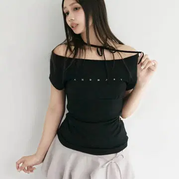andmary 메리 로고 리본 탑 블랙