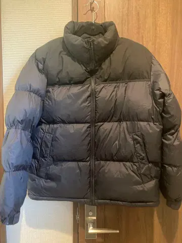 GU 블랙 다운 자켓