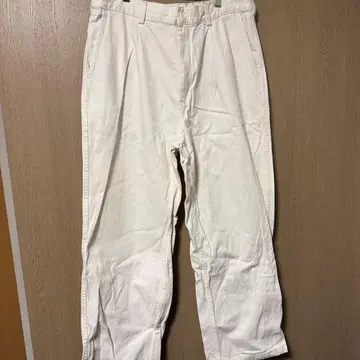 화이트 스트레이트 팬츠 백 포켓 부착