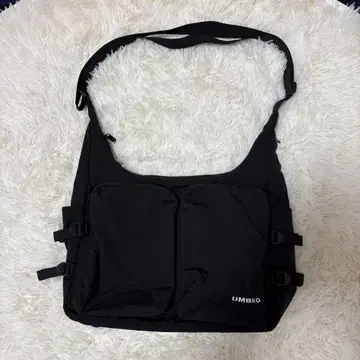 새상품급 UMBRO 엄브로 블랙 숄더백