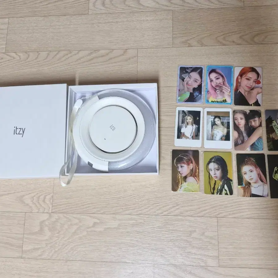 ITZY lightstick, photocard