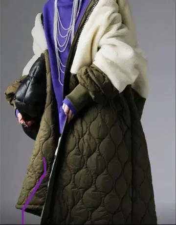 이종 소재 절개 보아 퀼팅 롱 코트