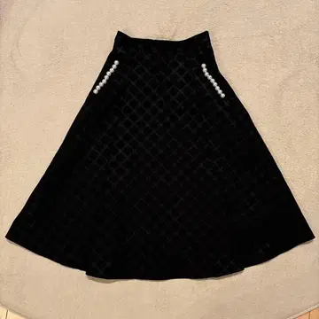 TOCCO 블랙 퀼팅 패턴 플레어 스커트 펄 버튼 포함 M