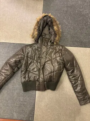 브라운 후드 부착 크롭 다운 자켓