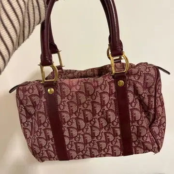 버건디 로고 패턴 핸드백