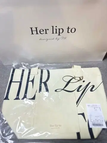 [새상품] herlipto Daily Logo Tote monotone
