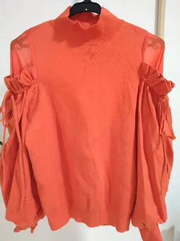 오렌지 오프숄더 니트