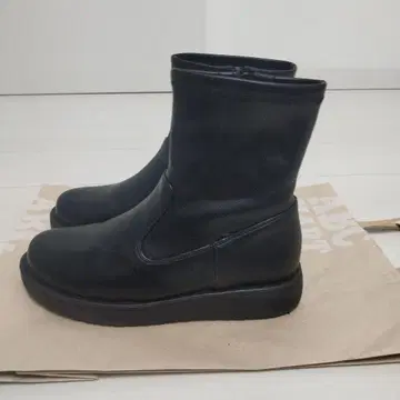 블랙 지퍼 달린 숏부츠