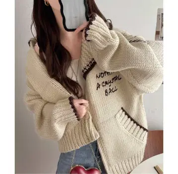 크림색 오버 사이즈 니트