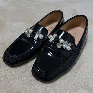 질스튜어트 블랙 에나멜 로퍼 펄 22.5