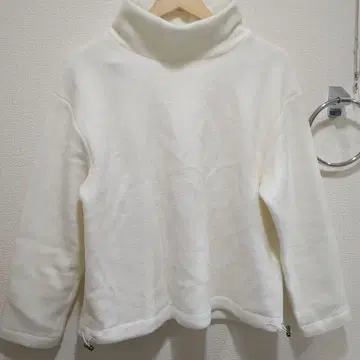 컨디션 최상 크로셰 cloche 화이트 플리스 터틀넥 스웨터