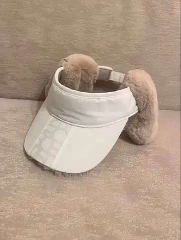 DESCENT 화이트 플리스 귀도리 포함 선바이저