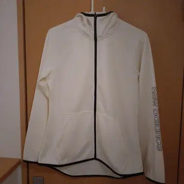 뉴발란스 후드티