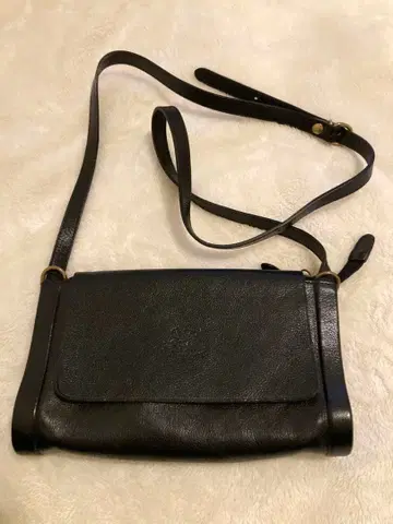 [ 새상품급 ] IL BISONTE 가죽 숄더백 블랙 원통형  스테디셀러