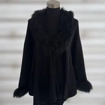 퍼 포함 케이프 코트 블랙