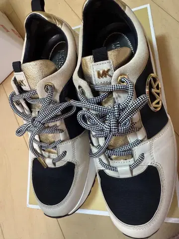 마이클코어스 MK 통굽 스니커즈 화이트 블랙 골드