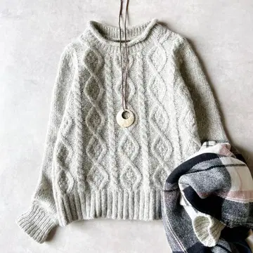 데밀룩스 빔즈 이탈리아 알파카 혼방 케이블 니트 그레이