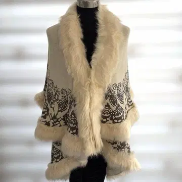 퍼가 달린 케이프 코트 화이트