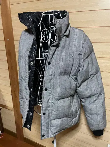 그레이 계열 체크 무늬 다운 자켓