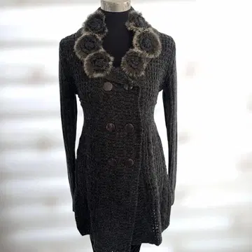 퍼 달린 꽃 모티브 가디건 다크 그레이