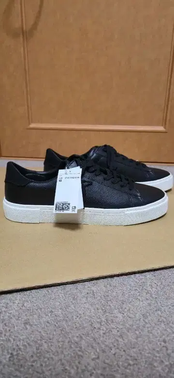 H&M 블랙 가죽 스니커즈