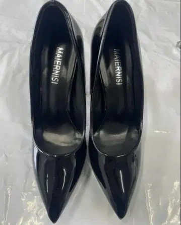 블랙 스틸레토 하이힐
