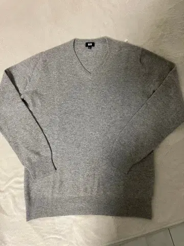 유니클로 그레이 V넥 스웨터 캐시미어