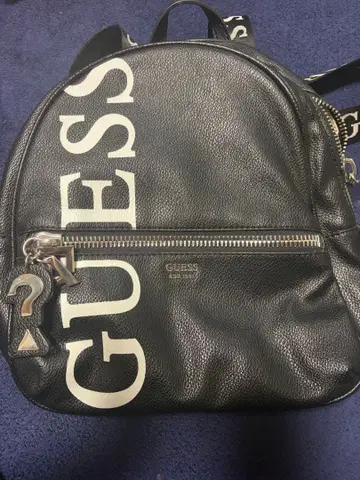 GUESS 블랙 로고 백팩