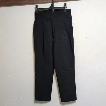 테이퍼드 턱 팬츠